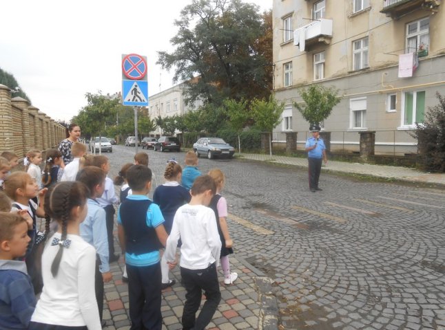Першокласники Мукачівської гімназії ознайомлювались із правилами дорожнього руху (ФОТО)