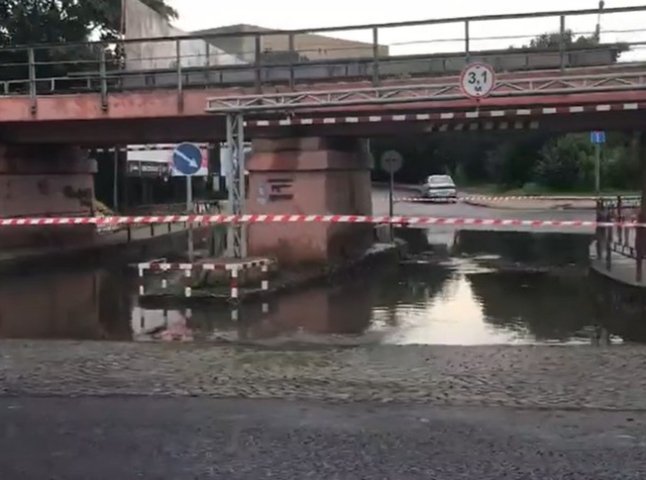 В Ужгороді знову затопило переїзд на вулиці Анкудінова