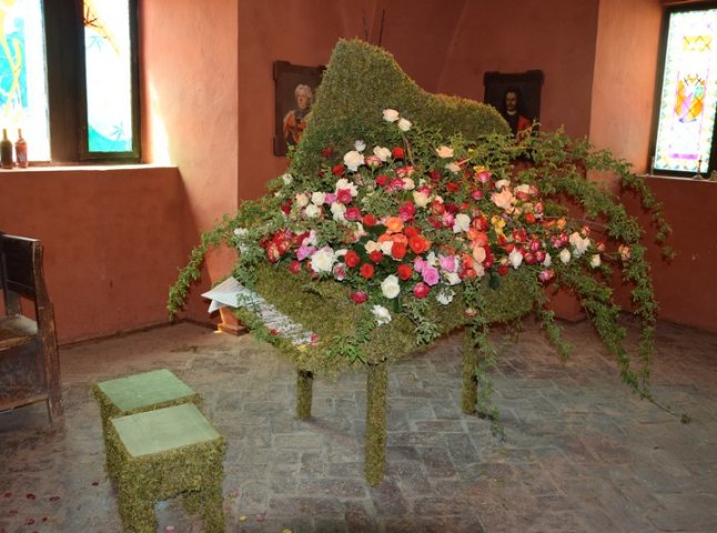 У Чинадієві стартував квітковий фестиваль "Кохання в Сент-Міклош"