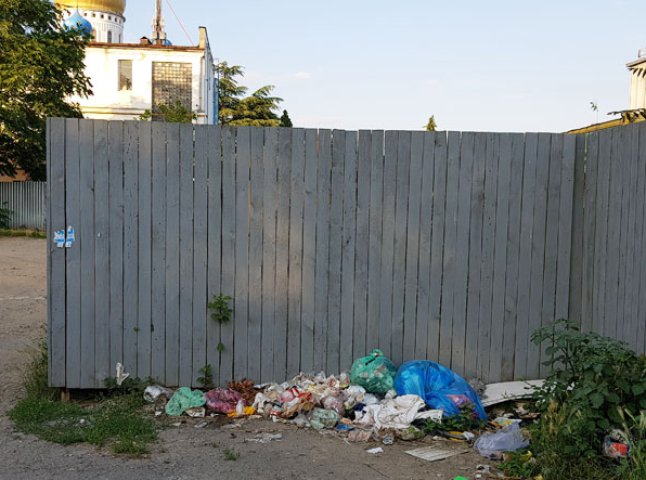 "Україна" в смітті: хто влаштовує сміттєзвалище поблизу залишків універмагу