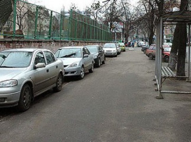 Мукачівську владу змусили знизити необґрунтовані тарифи на паркування транспорту