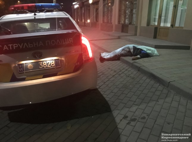На вулиці Заньковецькій в Ужгороді раптово помер чоловік