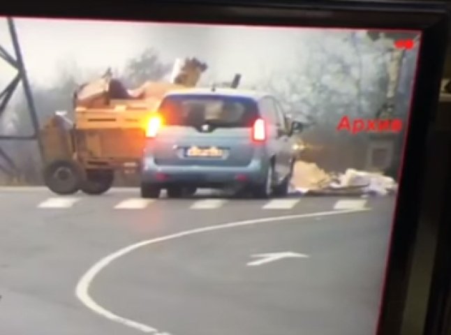 Кінь з возом на перехресті врізався у автомобіль: момент ДТП зняли на відео