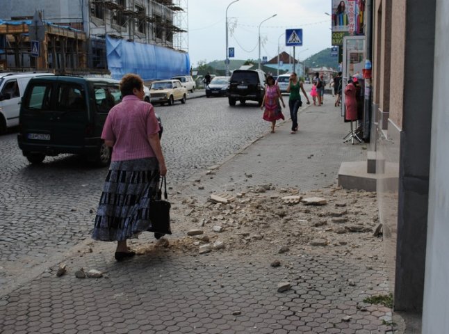 У Мукачеві посеред білого дня штукатурка обвалилась "на жваву" пішохідну частину (ФОТОФАКТ)