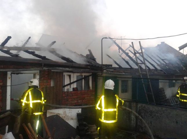 Пожежникам вдалося врятувати житловий будинок та сусідську надвірну споруду від знищення вогнем