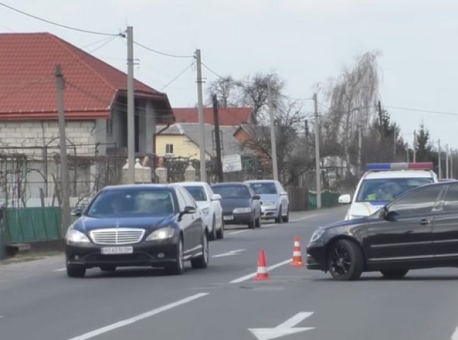 Аварія у Барвінку: чоловік пошкодив новеньке авто