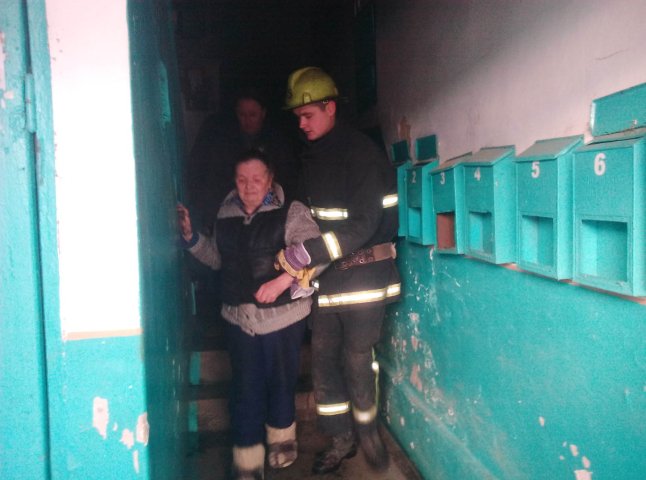 Одна людина врятована та три евакуйовані під час ліквідації пожежі в квартирі