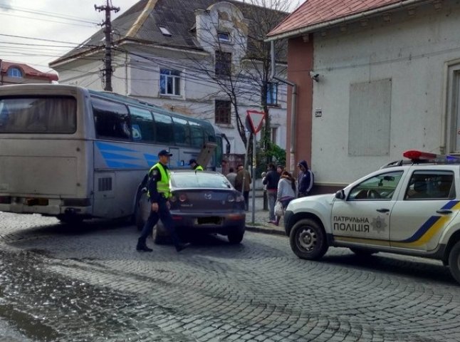 У Мукачеві "Мазда" зіткнулася з автобусом
