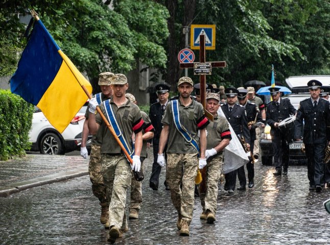 Рідних у чоловіка не залишилось: на Закарпатті поховали військового