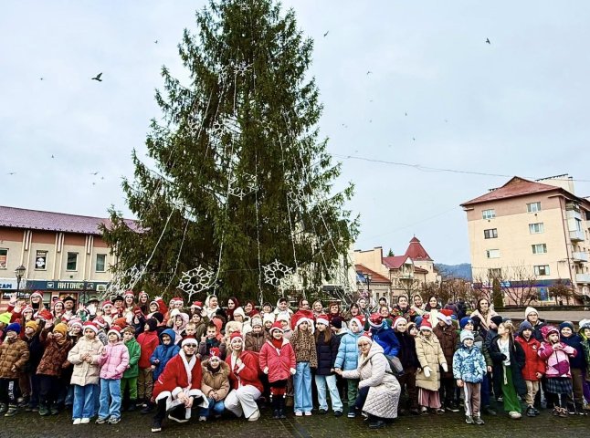 У Хусті відбувся благодійний парад Миколайчиків