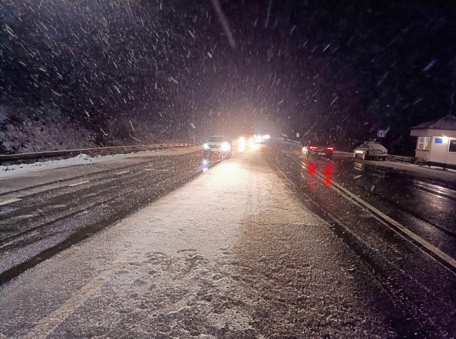 Дорожники звернулись до водіїв у зв’язку із сильним снігопадом у горах