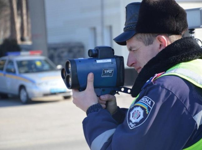 Активісти "Спеціального контролю" виявили у закарпатських ДАІшників прилад без необхідних документів (ВІДЕО)