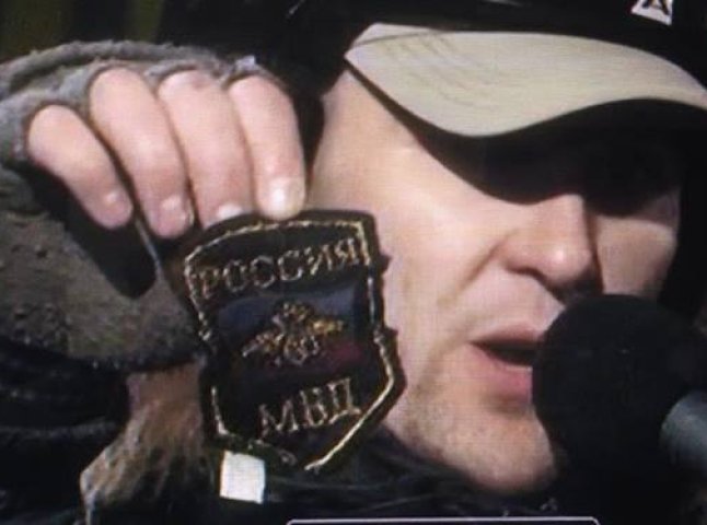 У штурмі Майдану беруть участь російські бійці, з одного з них зірвали шеврон МВД