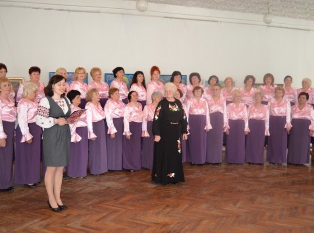 Мукачівський жіночий хор "Ліра" привітав матерів зі святом (ФОТО)