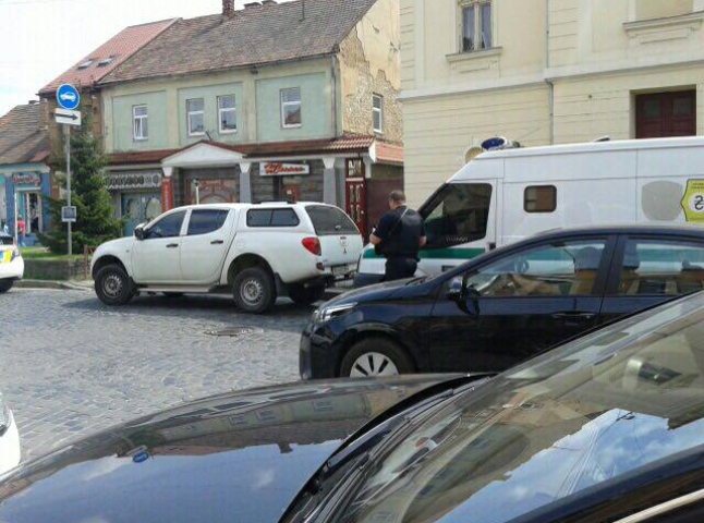 Незначна ДТП біля ратуші: іномарка зачепила автомобіль інкасаторів "Ощадбанку"
