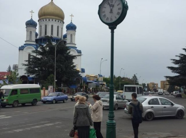Годинники "повернулись" на вулиці Ужгорода