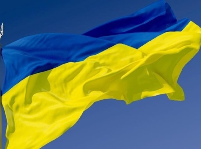 У Сваляві невідома особа спаплюжила Державний прапор України нецензурними словами