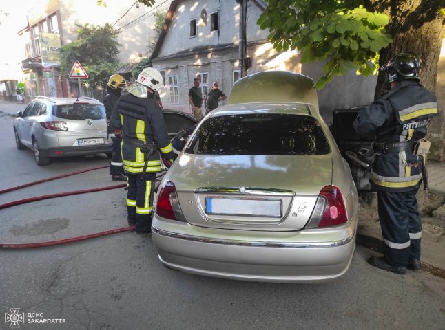 У центрі Берегова горів автомобіль