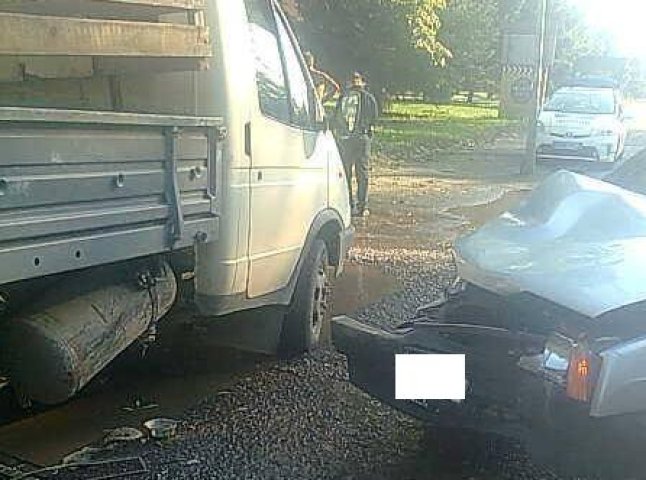 ДТП в Ужгороді: зіткнулись легковик та вантажівка