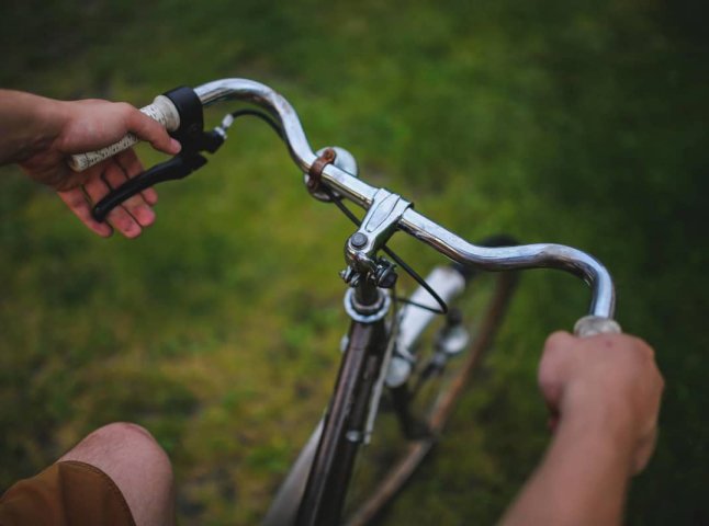 На Закарпатті підліток ледь не загинув під час катання на велосипеді