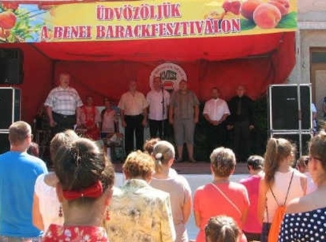 На Берегівщині відбувся персиковий фестиваль