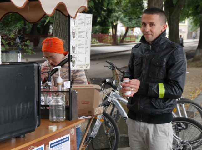 Ужгородців, які їхали на роботу велосипедом, сьогодні на набережній Незалежності пригощали кавою та печивом