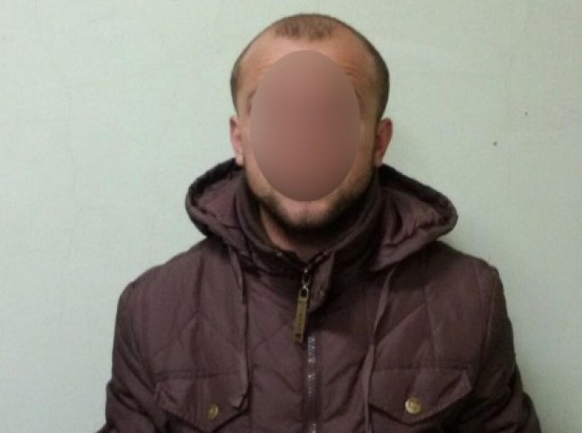 Ужгородські правоохоронці затримали 30-річного серійного грабіжника