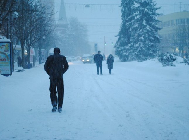 Мукачево не на жарт засипало снігом: комунальники вже безсилі (ФОТОРЕПОРТАЖ)