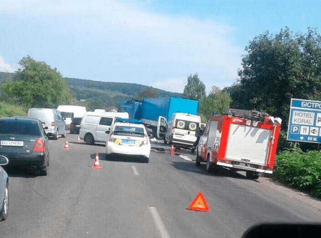 На Мукачівщині сталася моторошна аварія: автівка розтрощена