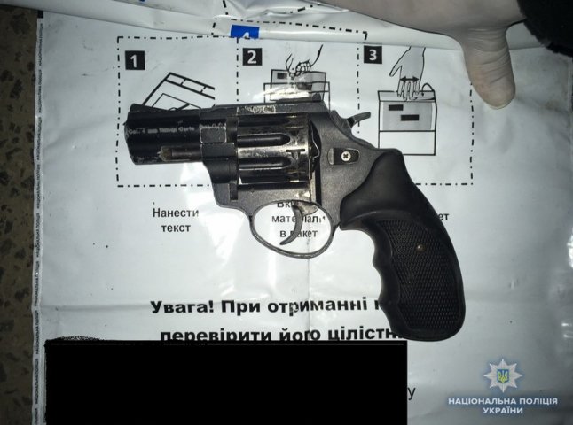Поліцейські знайшли у водія пістолет і набої