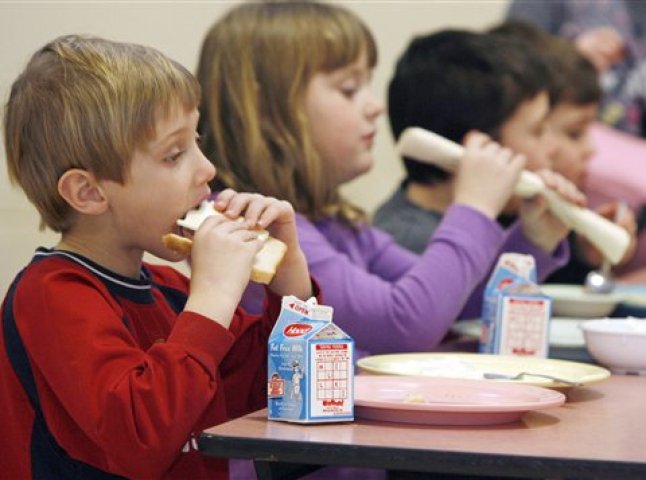 Прокуратура Закарпаття відстоює права дітей на повноцінне харчування