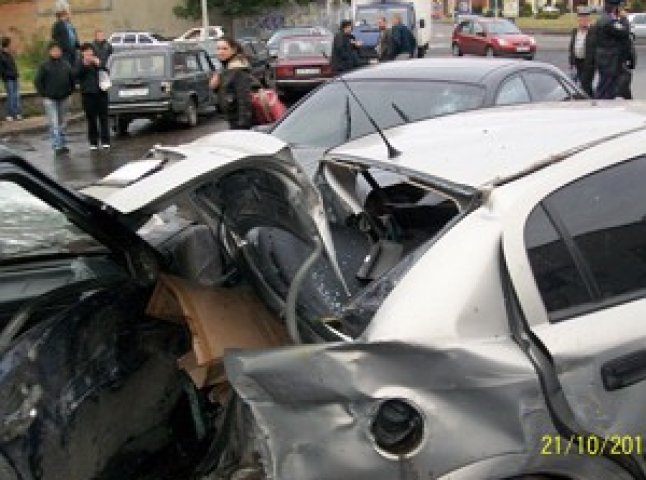 В Ужгороді водій Шевролета протаранив 7 автівок (ФОТО)