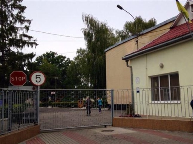 Біля військового шпиталю у Мукачеві чоловік вчинив напад на заступника начальника госпіталю