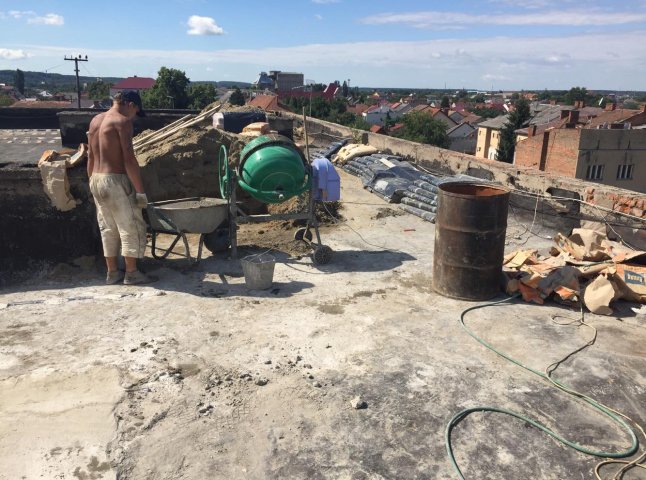 На вулиці Маргітича у Мукачеві ремонтують дах багатоповерхівки