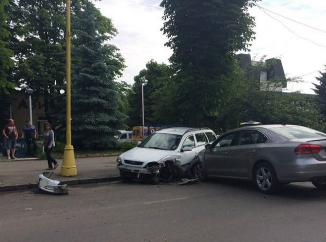 У центральній частині Ужгорода вранці сталася аварія