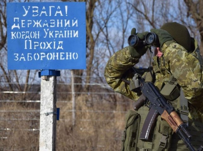 Упіймали за 300 метрів від кордону: група чоловіків тікала до Словаччини