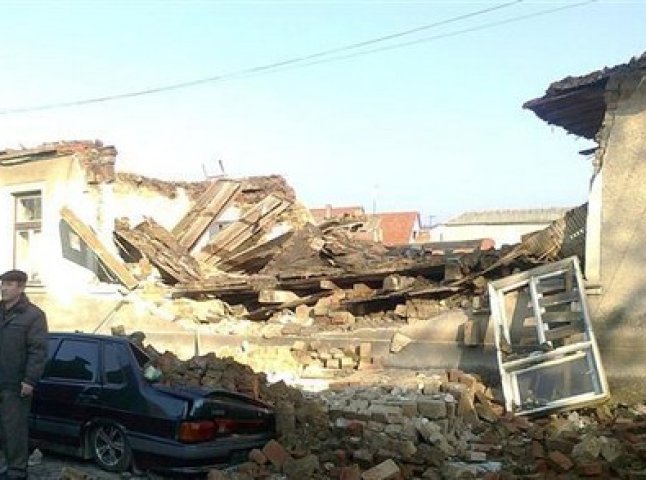 У Мукачеві біля Зеленого ринку будинок обвалився на автомобіль (ФОТО)