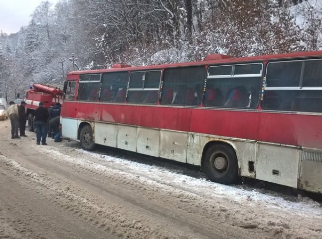 На Рахівщині автобус "Чернівці-Ужгород" занесло у кювет