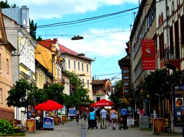 Пластикові фасади псують архітектуру історичного центру Ужгорода (ВІДЕО)