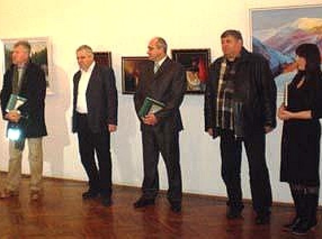 Мукачівська картинна галерея відкрила різдвяно-новорічну виставку альбому-каталогу творчості Золтана Мички