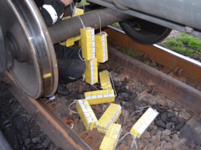 Від чопських прикордонників не вдалось сховати контрабандні цигарки навіть в поїзді (ФОТО)