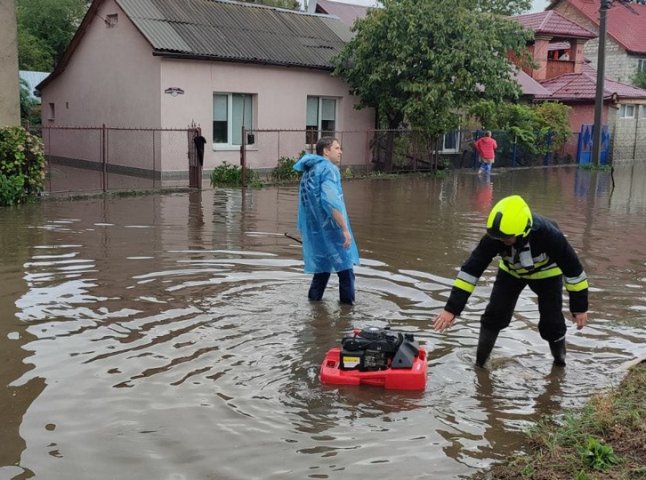 Рятувальники ліквідовують наслідки сильної зливи в Ужгороді 