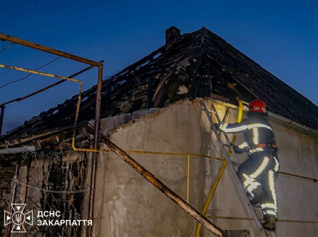 Пожежники ввечері рятували охоплений вогнем будинок на Хустщині