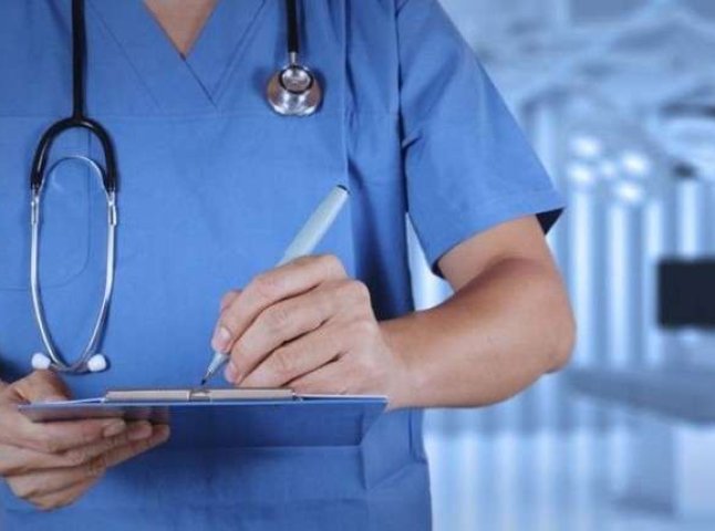 Закарпатські лікарі масово звільняються через низькі зарплати та їдуть на заробітки