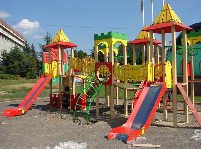 Міськрада оприлюднила список вулиць Мукачева, на яких встановлять дитячі ігрові майданчики
