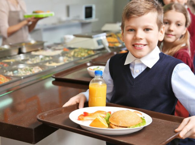 У Мукачеві за харчування учнів початкових класів з наступного року платитимуть батьки