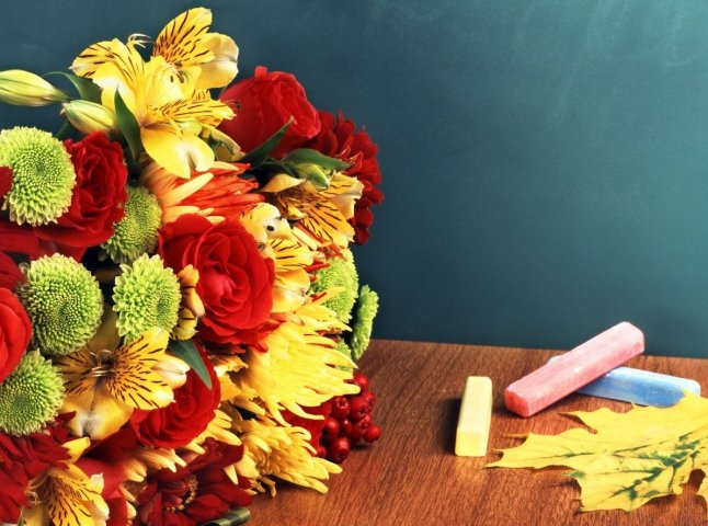 Десятки шкіл на Закарпатті відмовилися від квітів на 1 вересня, щоб врятувати двох дітей