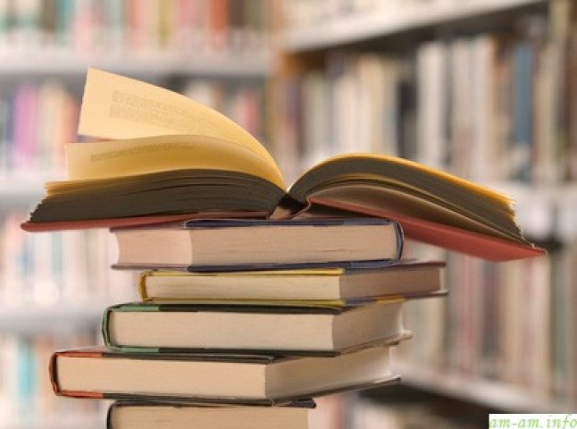 В Мукачівській бібліотеці імені Духновича організували книжково-ілюстративну виставку “Поети Мукачева – Україні”