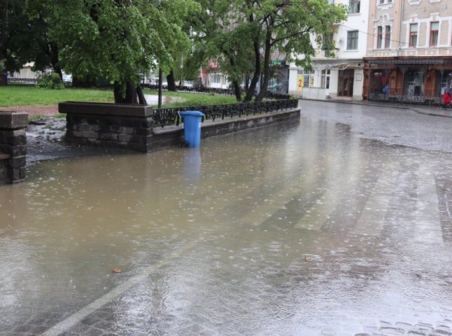 В Ужгороді відкачували воду на затопленій зливою площі Петефі