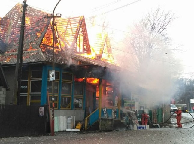 На Рахівщині горить магазин будівельних матеріалів